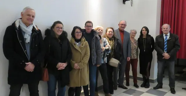 photo  les élus du conseil municipal de trangé, avec gilles leproust (premier en partant de la gauche, maire d’allonnes et membre du conseil départemental de la sarthe) et julie delpech (deuxième en partant de la gauche, députée renaissance de la sarthe).  &copy;  le maine libre 