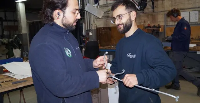 photo  valentin, à droite, a fait ses études à l’école boulle. il vient d’arriver dans l’entreprise et peaufine un châssis de luminaire sous l’œil de théo, le chef d’atelier.  &copy;  ouest-france 