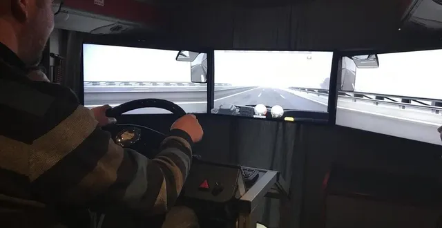 photo  philipe letissier, demandeur d’emploi, teste le simulateur de car, à saint-georges-des-groseillers, dans l’orne.  &copy;  ouest-france 