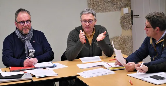 photo  fabrice radigue, adjoint aux finances, entouré à gauche du maire, sylvain launay, à droite de laurent delaporte, adjoint aux travaux, a présenté la préparation du budget 2023.  &copy;  ouest-france 