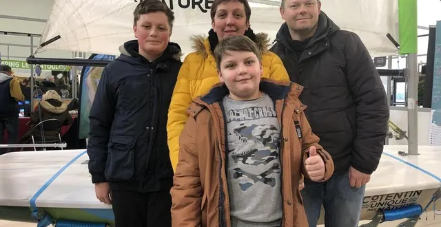 photo  cette famille est venue du loir-et-cher pour profiter des bonnes occasions proposées par les différents prestataires touristiques présents au forum.  &copy;  photo le maine libre 