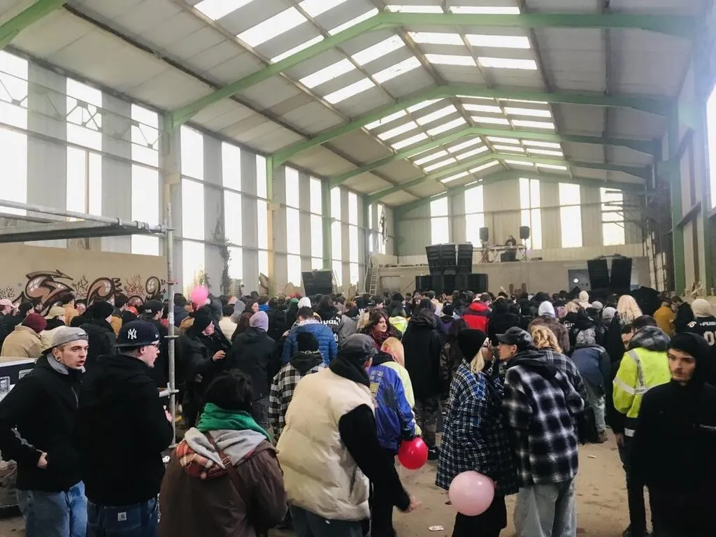 Une nouvelle rave party dans une friche industrielle près de Fougères Une nouvelle rave party dans une friche industrielle près de Fougères