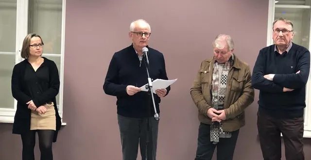 photo  le maire de sarceaux, patrick claeys, au centre, entouré de membres du conseil municipal.  &copy;  ouest-france 