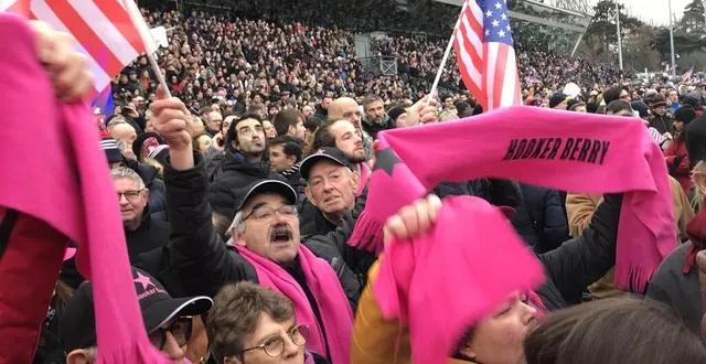 photo  jean-michel bazire a offert aux supporters d’« hooker berry » le plus beau des trophées : la victoire au grand prix d’amérique.  &copy;  ouest-france 