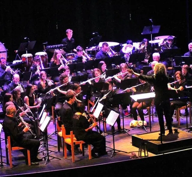 photo l’ensemble musical crescendo de parcé et l’orchestre d’harmonie de sablé-auvers, samedi, sur la scène joël-le theule.  ©  ouest-france