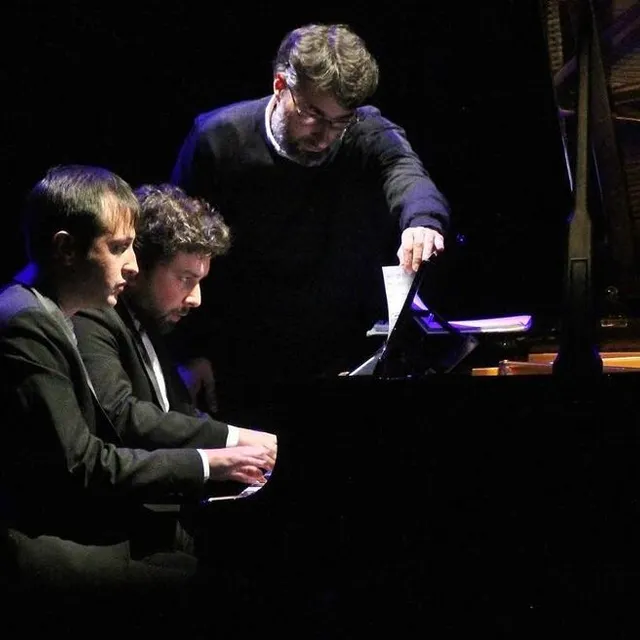 photo les pianistes du geister duo ont livré une prestation à quatre mains avec l’aide de samuel delafuys, professeur au conservatoire, pour tourner les pages de leur partition, samedi, sur la scène joël-le theule.  ©  ouest-france