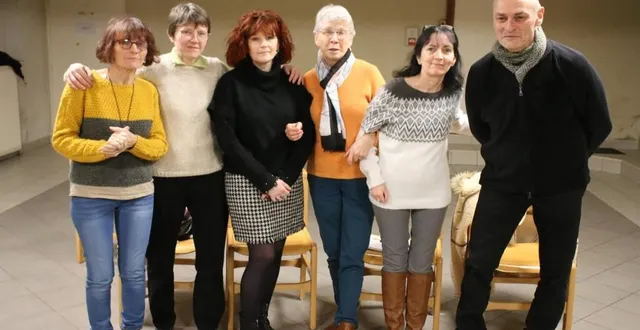 photo  jocelyne guillet, secrétaire, à gauche, accompagnée des cinq autres comédiens de la troupe.  &copy;  le maine libre 