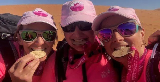 photo  amandine, anne-laure et aurore dans le désert marocain.  &copy;  ouest-france 