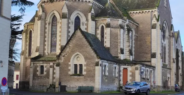 photo  l’église notre-dame au pied des remparts du château a besoin d’attention pour sa toiture  &copy;  ouest-france 