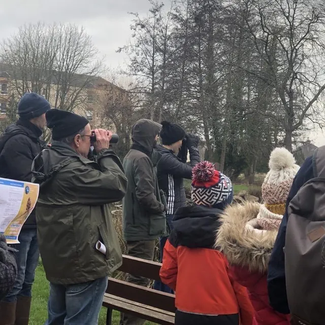 photo un ornithologue animait le parcours autour du plan d’eau de la noé, dimanche matin.  ©  ouest-france