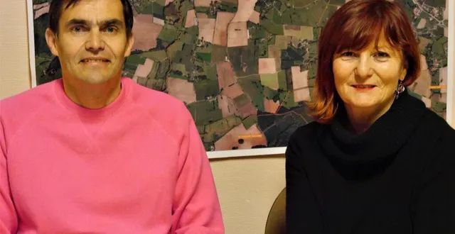 photo  guillaume julien, le maire, accueille avec plaisir, à la mairie, une nouvelle professionnelle de santé, annick ambard.  &copy;  ouest-france 