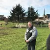 photo le maire de crosmières jean-yves denis (à droite) et le bénévole bernard auguste devant le troupeau de mouton de la commune, ce vendredi 27 janvier 2023.