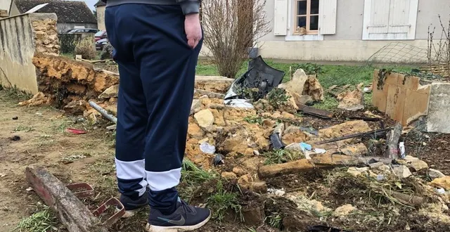photo  le dimanche 29 janvier 2023, un automobiliste a violemment percuté le solide muret de cette maison de torcé-en-vallée, qui s’est effondré. l’occupant de la maison témoigne.  &copy;  le maine libre 