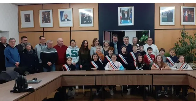 photo  les membres du conseil municipal jeune et leurs aînés lors de la présentation des jeunes élus.  &copy;  ouest-france 