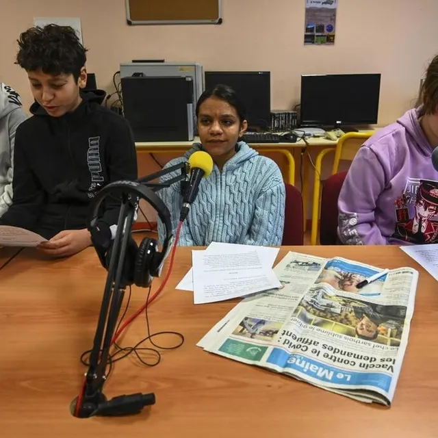 photo grâce à la web radio, les collégiens sont beaucoup plus à l’aise pour prendre la parole en cours.  ©  photo le maine libre – denis lambert