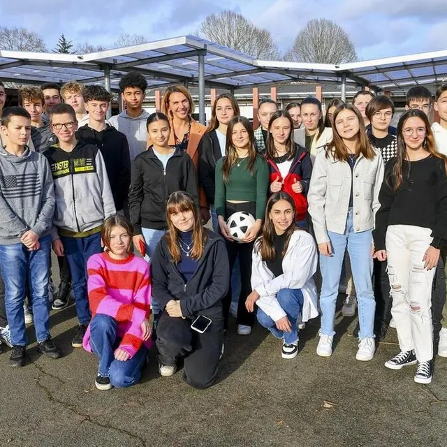 photo des collégiens de jacques-peletier, à changé, tournent un court-métrage sur le thème de l’égalité filles-garçons.  ©  photo le maine libre – yvon loue