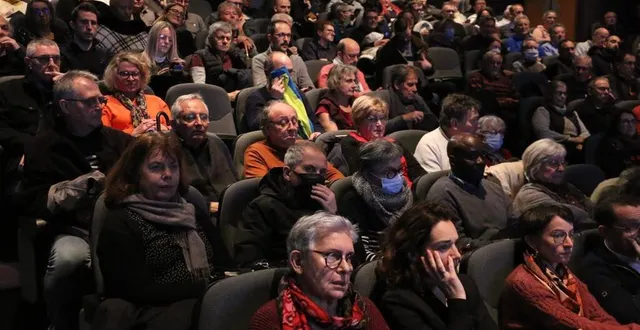 photo  lundi soir, au palais des congrès, environ 250 personnes ont assisté à la présentation globale du projet des trois chronolignes. des réunions sont prévues pour régler les problèmes précis sur chacune des lignes, quartier par quartier.  &copy;  ouest-france 