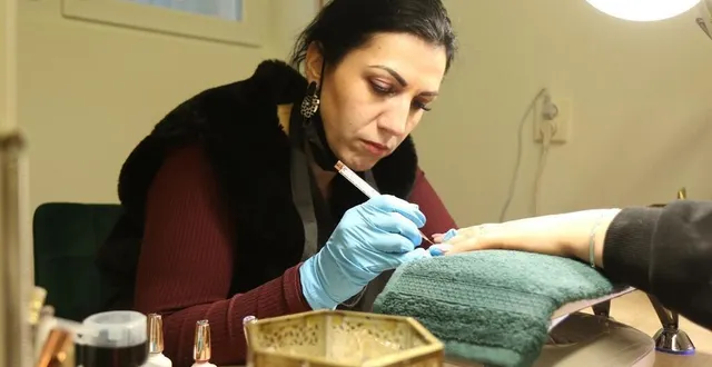 photo  solenne paumier a ouvert son cabinet de prothésiste ongulaire et technicienne de cils. mais elle a conservé son emploi dans un supermarché du mans.  &copy;  solenne paumier 