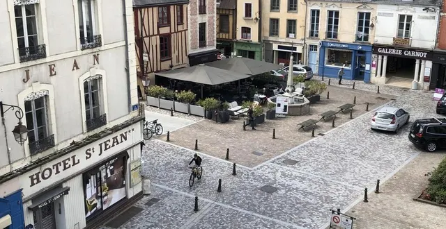 photo  l’occasion de découvrir une vue aérienne sur la ville, mais nocturne cette fois-ci.  &copy;  le maine libre 