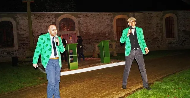 photo  « ireland’s call », chanté par les deux élus, aux couleurs des rugbymans irlandais, a clos la cérémonie des vœux.  &copy;  ouest-france 