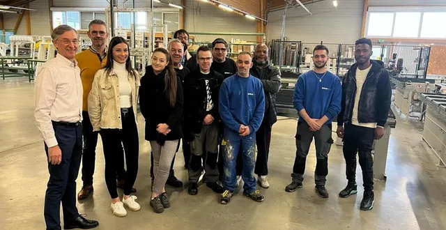 photo  albert dantoni, pdg de mpo fenêtres aux côtés de salariés embauchés récemment.  &copy;  ouest-france 