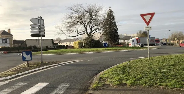 photo  du 20 mars au 29 juin, des travaux vont transformer le rond-point des médaillés-militaires à la flèche. l’objectif du projet est d’intégrer des voies cyclistes et piétonnes au giratoire.  &copy;  ouest-france 
