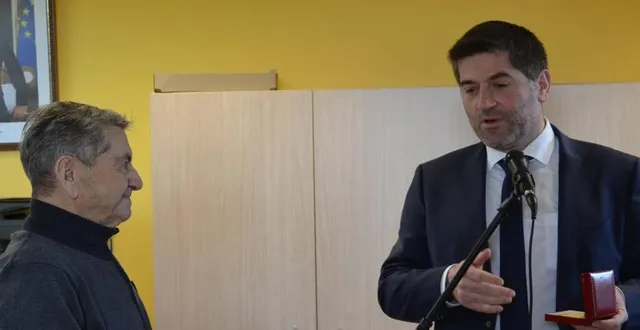 photo  l’ancien maire gilbert godeau, à gauche, reçoit la médaille régionale, départementale et communale, échelon vermeil, des mains du député jérôme nury.  &copy;  ouest-france 