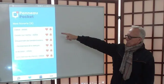 photo  dominique charles, adjoint au maire chargé de la communication, présente l’application panneaupocket.  &copy;  ouest-france 