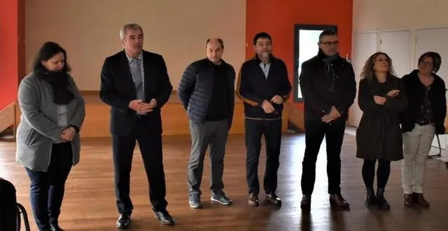 photo  élus du territoire, responsables d’associations autour de dominique amiard pour les vœux  &copy;  le maine libre 