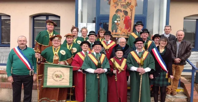 photo  photo en présence des élus devant la mairie de ruillé.  &copy;  le maine libre 