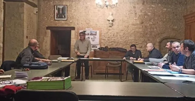 photo  régis cerbelle, maire, et les conseillers municipaux.  &copy;  le maine libre 