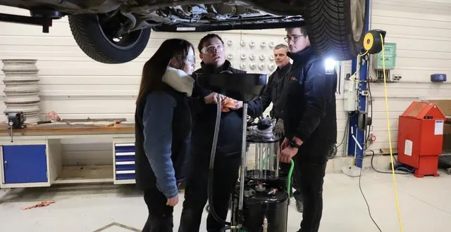 photo  les élèves sont encadrés par damien coulange (au fond), qui a 27 ans d’expérience en mécanique auto.  &copy;  ouest-france 