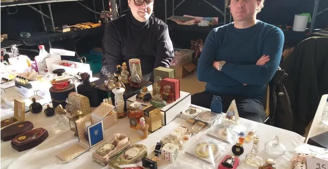 photo  tom (à gauche) et stéphane sont venus de belgique pour exposer une partie de leurs collections au salon du parfum.  &copy;  le maine libre 