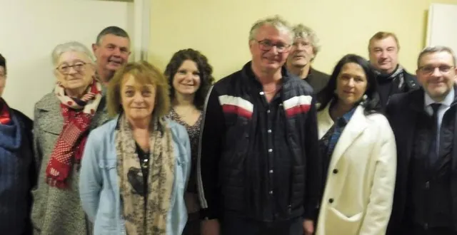 photo  philippe bolo (à droite) et didier chevallier (au centre) entourés des conseillères municipales et des membres de l’assemblée locale.  &copy;  co 