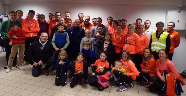photo  la remise des chèques aux associations, mardi avant l’entraînement, avec philippe léon (accroupi, à gauche) et jérémy coulbault avec ava (au centre).  &copy;  ouest-france 