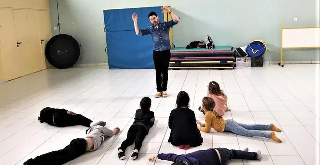 photo  lundi 30 janvier 2023, des écoliers des tilleuls, à crosmières, suivent un atelier mime dans le cadre du festival malices au pays.  &copy;  le maine libre 