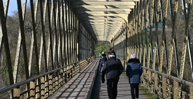 photo  bouchemaine, chemin de la libération, 2 février 2023. les travaux consisteront aussi à supprimer la bordure en béton située au milieu de la chaussée. les piétons et cyclistes se partageront la largeur de cette voie verte qui surplombe l’itinéraire de la loire à vélo.  &copy;  josselin clair 