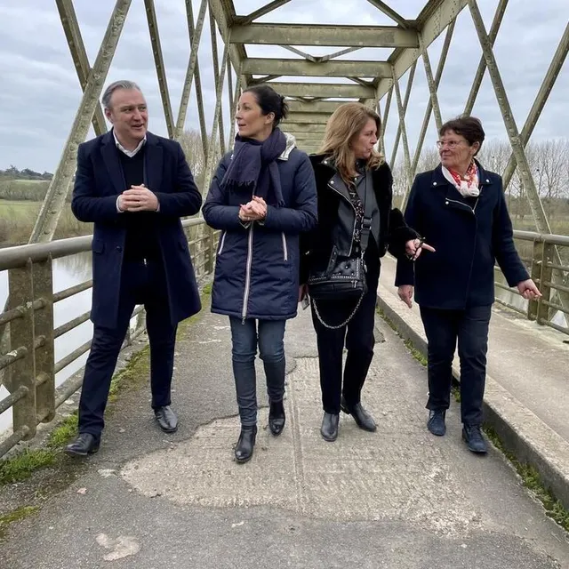 Richard Yvon, Florence Dabin, Véronique Maillet et Marie-Françoise Beaujean, conseillère municipale à Sainte-Gemmes-sur-Loire, se sont retrouvés ce jeudi sur le pont de Pruniers pour faire le point sur le chantier à venir. CO – Anthony PASCO photo richard yvon, florence dabin, véronique maillet et marie-françoise beaujean, conseillère municipale à sainte-gemmes-sur-loire, se sont retrouvés ce jeudi sur le pont de pruniers pour faire le point sur le chantier à venir. © co – anthony pasco