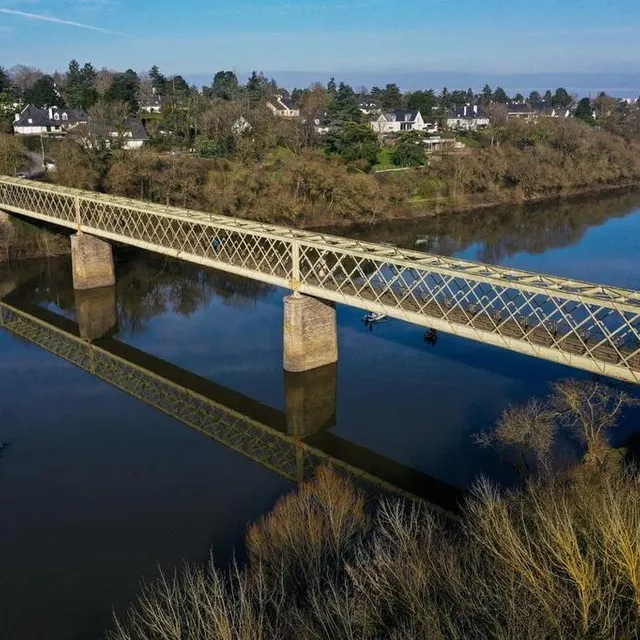 Le pont, constitué de trois travées, repose sur deux piles construites dans la Maine. ? Josselin Clair photo le pont, constitué de trois travées, repose sur deux piles construites dans la maine. ? © josselin clair