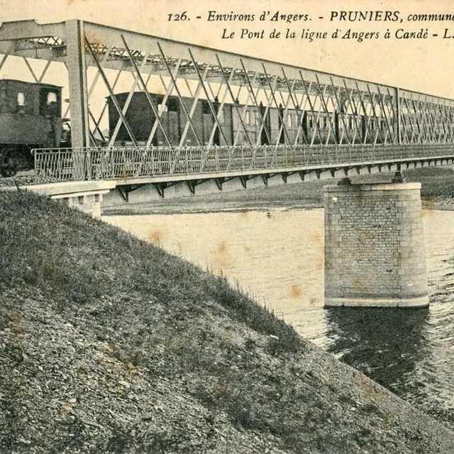 Le pont de Pruniers était à l’origine un ouvrage de chemin de fer, dédié pendant près de 40 ans au réseau du Petit-Anjou. DR photo le pont de pruniers était à l’origine un ouvrage de chemin de fer, dédié pendant près de 40 ans au réseau du petit-anjou. © dr