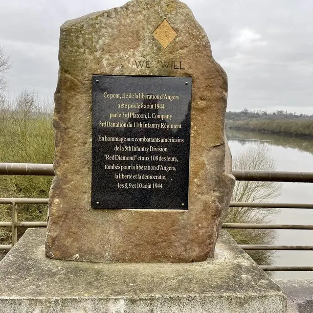 Une stèle raconte cet épisode à l’entrée de l’ouvrage, côté Sainte-Gemmes-sur-Loire. CO – Anthony PASCO photo une stèle raconte cet épisode à l’entrée de l’ouvrage, côté sainte-gemmes-sur-loire. © co – anthony pasco