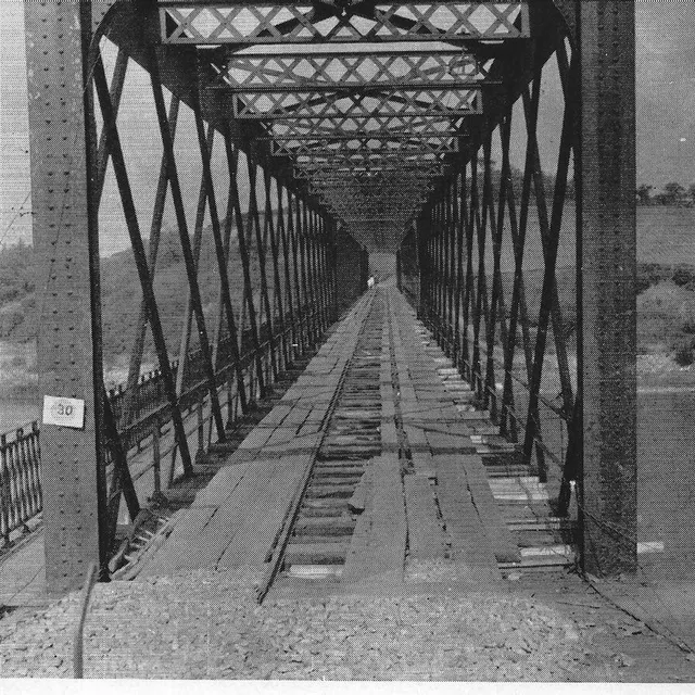 Le génie avait transformé l’ouvrage en pont routier en posant des planches à hauteur des rails. DR photo le génie avait transformé l’ouvrage en pont routier en posant des planches à hauteur des rails. © dr