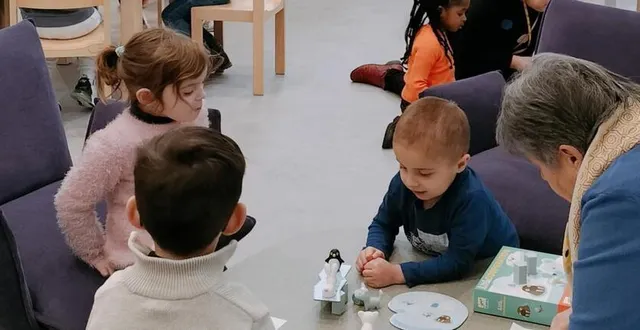 photo  les enfants en pleine partie de jeu à la médiathèque.  &copy;  la parenthèse 