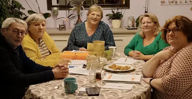 photo  les bénévoles peaufinent le programme du thé dansant.  &copy;  ouest-france 