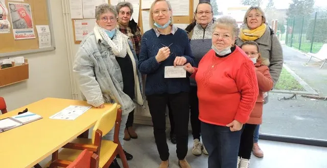 photo  un chèque de 500 € a été remis à l’amicale de l’ehpad par pierrette brebion.  &copy;  le maine libre 