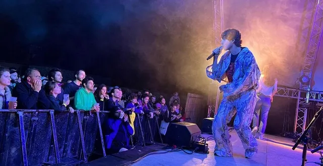 photo  la 8e édition du biches festival aura lieu du vendredi 9 au dimanche 11 juin 2023 à la ferme de rai, près de l’aigle (orne). ici, le chanteur de the pirouettes, lors de la 7e édition.  &copy;  archives ouest-france 