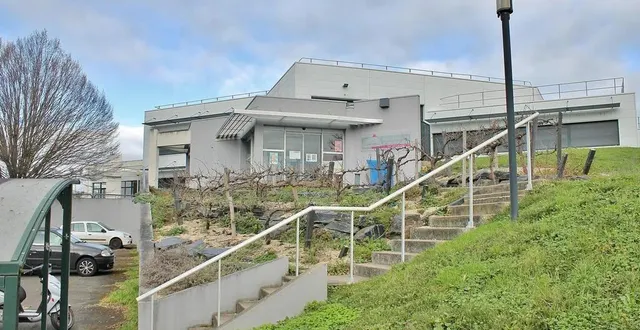 photo  les locaux appartenant au département et précédemment occupés par l’espace pierre-reverdy de la médiathèque accueilleront le projet de bâtiment économique la virgule, avenue charles-de-gaulle, à sablé-sur-sarthe.  &copy;  ouest-france 