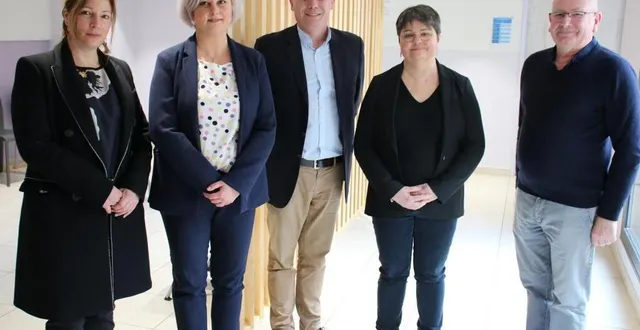 photo  géraldine chaillou-vogel, première vice-présidente de la communauté de communes ; anna bojte, nouvelle médecin ; frédéric beauchef, président de la communauté de communes maine saosnois ; sandrine plessix, deuxième vice-président communautaire, et andré grimault, quatrième adjoint au maire à neufchâtel-en-saosnois (sarthe).  &copy;  ouest-france 