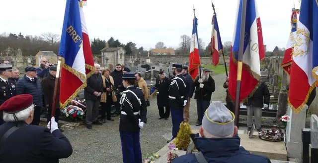photo  les membres de la famille étaient entourés d’anciens combattants, de gendarmes et d’élus pour inaugurer la restauration de la tombe de pierre coudray.  &copy;  ouest-france 