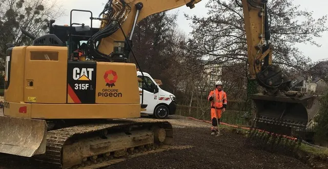 photo  les ouvriers s’activent sur le chantier du futur centre aquatique.  &copy;  le maine libre 